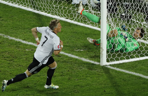 Schweinsteiger nu-i lasă nici o șansă lui Piatov: 2-0 // foto: Reuters