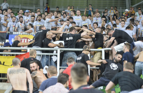 Galeria lui Dinamo și cea a Stelei s-au bătut și anul trecut, chiar pe stadionul din Budapesta, cu prilejul partidei Ungaria - România 0-0, din preliminariile actualului European // Foto: Raed Krishan