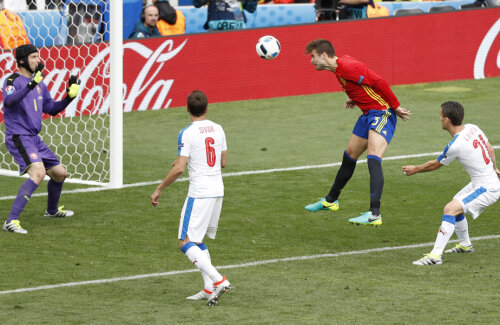 Pique plutește deasupra tuturor și înscrie golul victoriei. Cech e prea departe pentru a-l mai putea bloca // FOTO Reuters