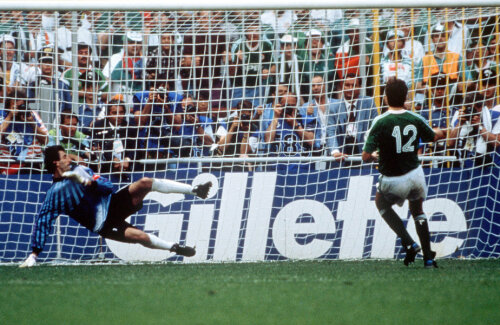 25 iunie 1990. Irlandezul O’Leary a transformat penalty-ul victoriei (5-4). Lung n-a ghicit colţul // FOTO Guliver/GettyImages