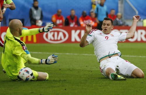 Adam Szalai înțeapă mingea pe sub Almer și deschide scorul // FOTO Reuters