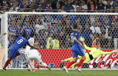 Payet (în albastru) înscrie din nou. 2-0 pentru Franța // FOTO Reuters