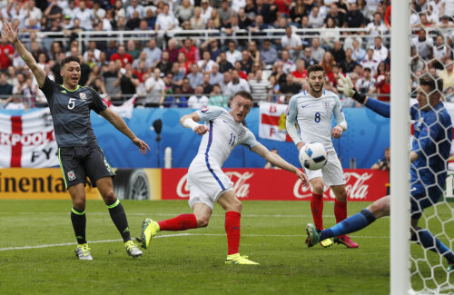 Vardy (în alb) egalează pe Stade Bollaert. N-a fost ofsaid! // FOTO Reuters