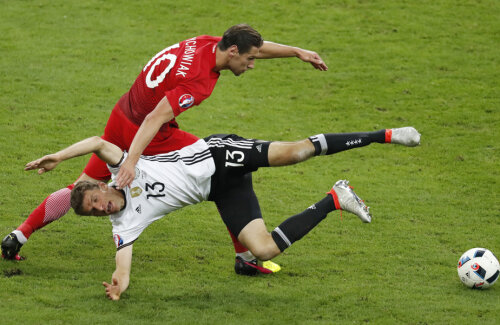 Scântei! Krychowiak, în roșu, dă de pământ cu Thomas Muller // Foto: Reuters