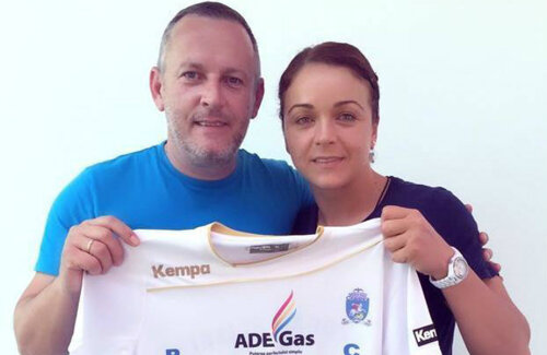 Alice Ardean a prezentat noul tricou al Craiovei, pozând cu antrenorul Bogdan Burcea