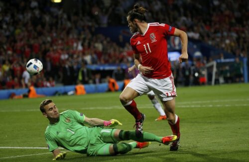 Bale îl execută pe Akinfeev cu o minge săltată peste portarul rus și închide tabela // Foto: Reuters