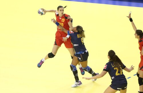 Cristina Zamfir în duel cu iberica Marta Mangue la Euro 2014 // FOTO Marius Ionescu