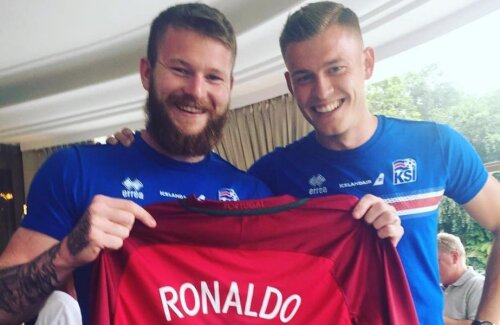 Gunnarsson și Finnbogason vă prezintă tricoul lui Ronaldo