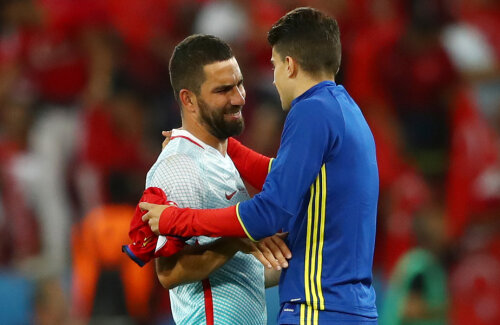 Arda Turan plânge în brațele lui Bartra, colegul de la Barcelona, după 0-3 cu Spania // Foto: Guliver / Getty Images