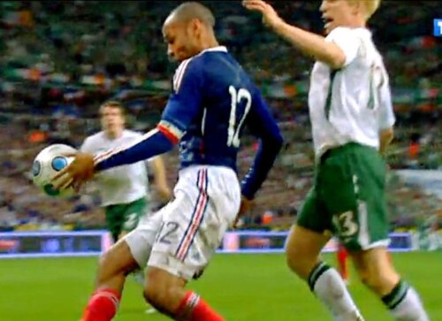 2009. Henry și-a aranjat mingea cu mâna. Momentul care a schimbat soarta barajului Franța - Irlanda