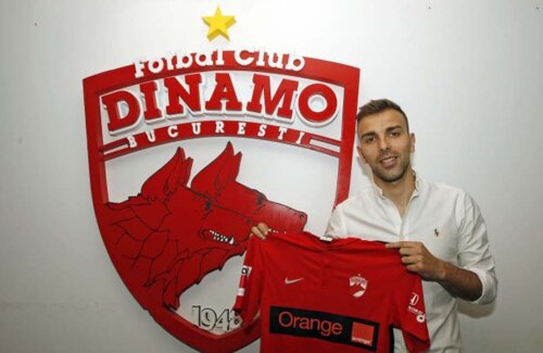 Busuladzici a pozat mândru cu tricoul lui Dinamo // Foto: fcdinamo.ro