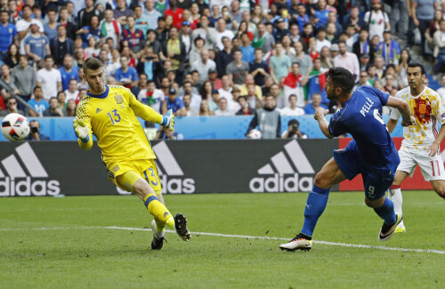 Pelle nu-l iartă pe De Gea. Vârful italian știe un singur lucru la perfecție: să dea goluri! 2-0, Italia // FOTO Reuters