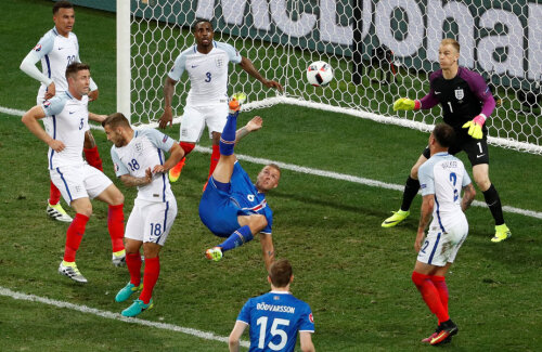 Spectatori. Așa au fost englezii după ce albaștrii Islandei au luat conducerea // Foto: Reuters