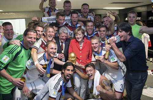 Cancelarul Merkel a sărbătorit ultimul succes german la CM 2014 în vestiarul naționalei lui Low
