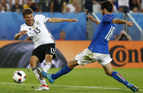 Muller șutează, italianul Parolo încearcă să-l blocheze // FOTO Reuters