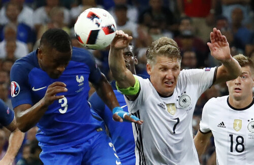 Evra atacă balonul cu capul, Schweinsteiger, cu mâna. Penalty clar! // FOTO Reuters
