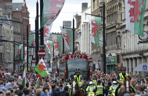 Eroii galezi înaintează prin mulțime mai greu decât pe teren, la Euro // FOTO Reuters