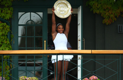 Serena Williams arată publicului trofeul de la balconul Terenului Central // FOTO Guliver/GettyImages