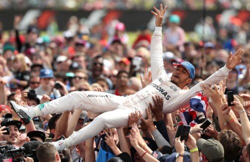 Lewis Hamilton e purtat pe brațe de fani după victoria de la Silverstone // FOTO Reuters