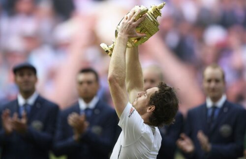 Andy Murray ridică trofeul de la Wimbledon cu ochii închişi, ca în cel mai frumos vis // FOTO Reuters