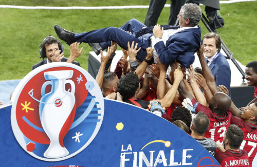 Fernando Santos, artizanul victoriei portugheze, e purtat pe brațe de jucători