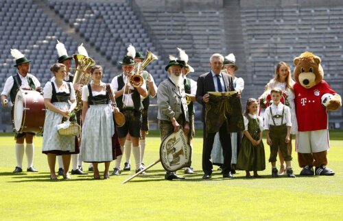 Ancelotti prezintă perechea de Lederhosen (pantaloni de piele) pe ritmuri bavareze // Foto: Reuters