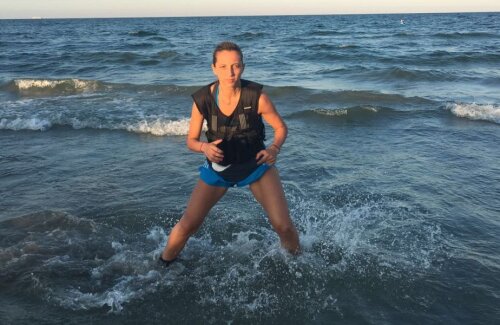 Eliza Samara face exerciții pentru musculatura picioarelor în apa mării // FOTO ITTF