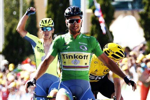 Peter Sagan, în verde, câștigă etapa în fața lui Chris Froome, în galben, foto: reuters