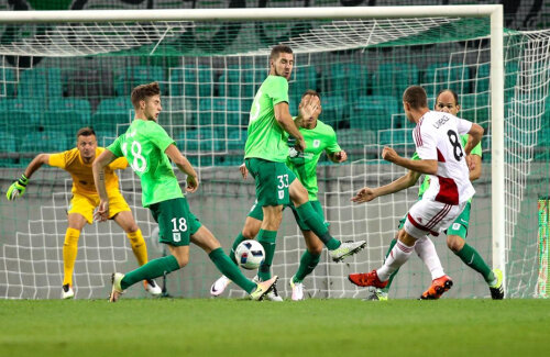 Primul gol marcat de Trencin. Patru sloveni se reped la Lawrence, dar niciunul nu-l blochează. 0-1!