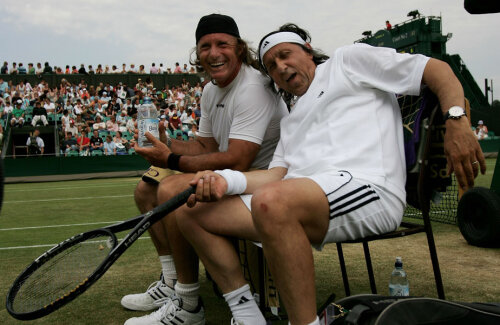 Vilas şi Năstase, împărţind un moment amuzant la Wimbledon 2005 // FOTO Guliver/GettyImages