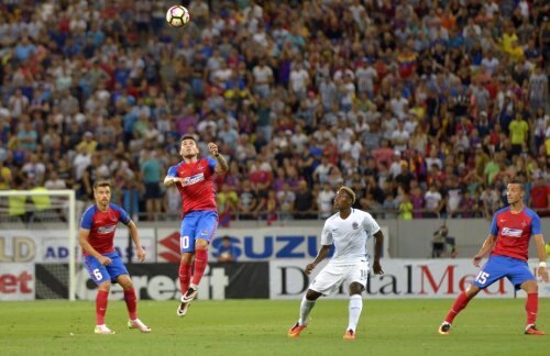 Konate urmărindu-l pe Stanciu în acțiune Foto: Alex Nicodim