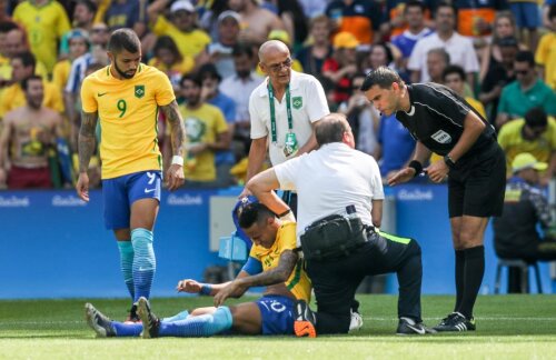 Hațegan, dreapta, se interesează de situația lui Neymar la doctorul Selecao // FOTO AFP