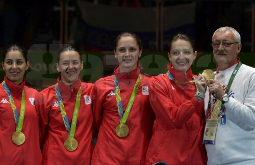 Loredana Dinu, Simona Gherman, Simona Pop și Ana Maria Popescu alături de Dan Podeanu pe prima treaptă a podiumului olimpic // Foto: Cristi Preda