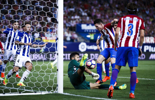 Gameiro (la minge) a avut 5 șuturi la poarta lui Alaves, dar Pacheco n-a primit gol decât de la 11 metri // FOTO Gulliver/GettyImages
