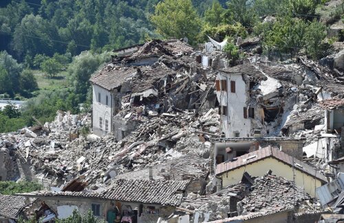 O urbe în ruine și primarul său, Sergio Pirozzi