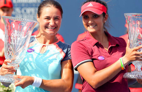 Monica Niculescu (stânga) şi Sania Mirza, zâmbitoare cu trofeele de la New Haven în braţe