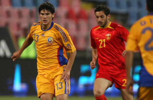 Djalovici (dreapta, în duel cu Săpunaru la amicalul România - Muntenegru din 2008), are 24 de meciuri și 2 goluri în L1 pentru Rapid și a mai jucat la Steaua Roșie, Bielefeld ori Rijeka
