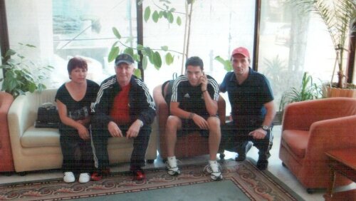 Foto: 3 septembrie 2011. Imediat după sosirea la Vaslui, Ioan Danciu, Nicușor Stanciu, mama acestuia, Elisabeta, și un unchi al fotbalistului, Aurel