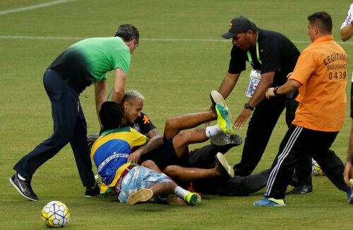 Puștiul din Manaus îl aruncă în iarbă pe Neymar // Foto Reuters