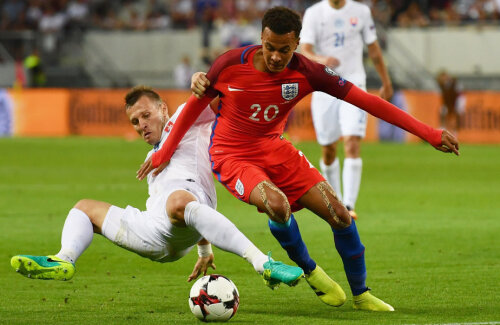 Jan Durica (stânga), necruțător și pe teren, cu Dele Alli, și-n fața jurnaliștilor // Foto: Getty Images