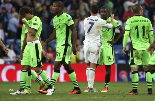 Ronaldo i-a consolat la final pe jucătorii lui Sporting Foto: Reuters