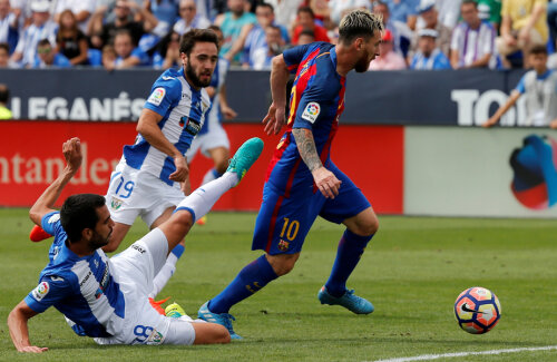 Niciun tackling din Leganes nu-l blochează pe Messi // FOTO Reuters