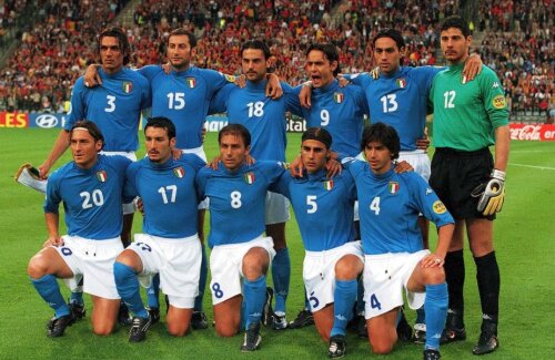 Totti în echipă cu Nesta la Euro 2000. În poză mai apar, de la stânga la dreapta, Maldini, Iuliano, Fiore, Inzaghi, Toldo (sus), Zambrotta, Conte, Cannavaro, Albertini. foto: Guliver/GettyImages