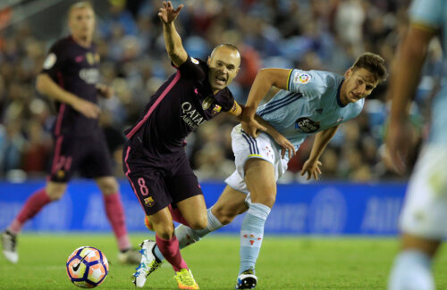 Iniesta (tras de braț de Radoja) n-a înscris al 56-lea său gol catalan // FOTO Reuters