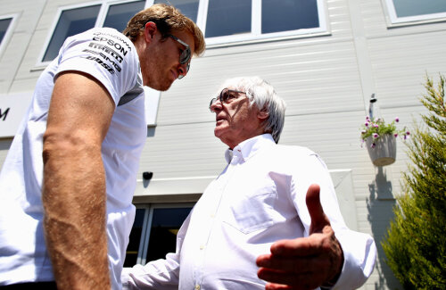 Bernie Ecclestone, aici discutând cu liderul la zi al F1, Nico Rosberg, poate chiar despre sezonul viitor // FOTO Guliver/GettyImages