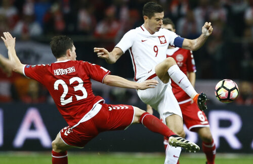 Danezul Hojbjerg, fostul său coleg de la Bayern, n-are nicio șansă să-i ia balonul lui Lewandowski (dreapta) // FOTO Reuters