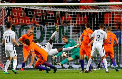Fundașii olandezi sunt uluiți, dar portarul Stekelenburg își repară greșeala de la gol și salvează un altul ca și făcut. Putea fi 0-2