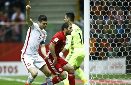 Lewandowski l-a forțat pe Mkoian să dea autogol, marcând 5 goluri în cele 3 meciuri ale grupei // FOTO Reuters