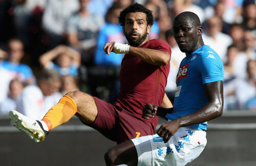 Salah (stânga, în duel cu Koulibaly), assist la prima reușită a lui Dzeko și gol, a strălucit ieri, la Napoli // FOTO Guliver/GettyImages