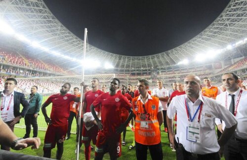 Eto’o (în centru, cu numărul 9), în timpul conflictului cu fanii